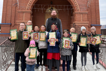 Возле храма села Межборное прошел пасхальный детский праздник