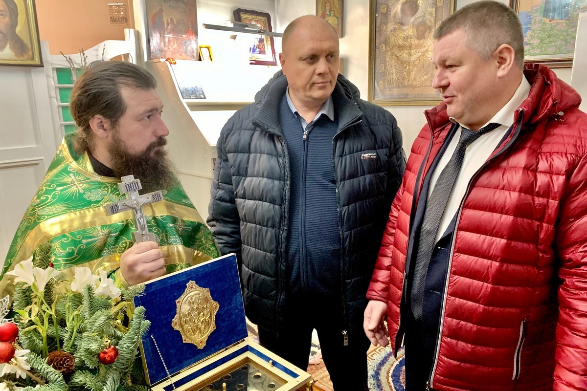 Губернатор Курганской области подарил мощи святых сельским храмам Зауралья