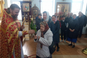 В курганском храме прихожанкам вручили  розы