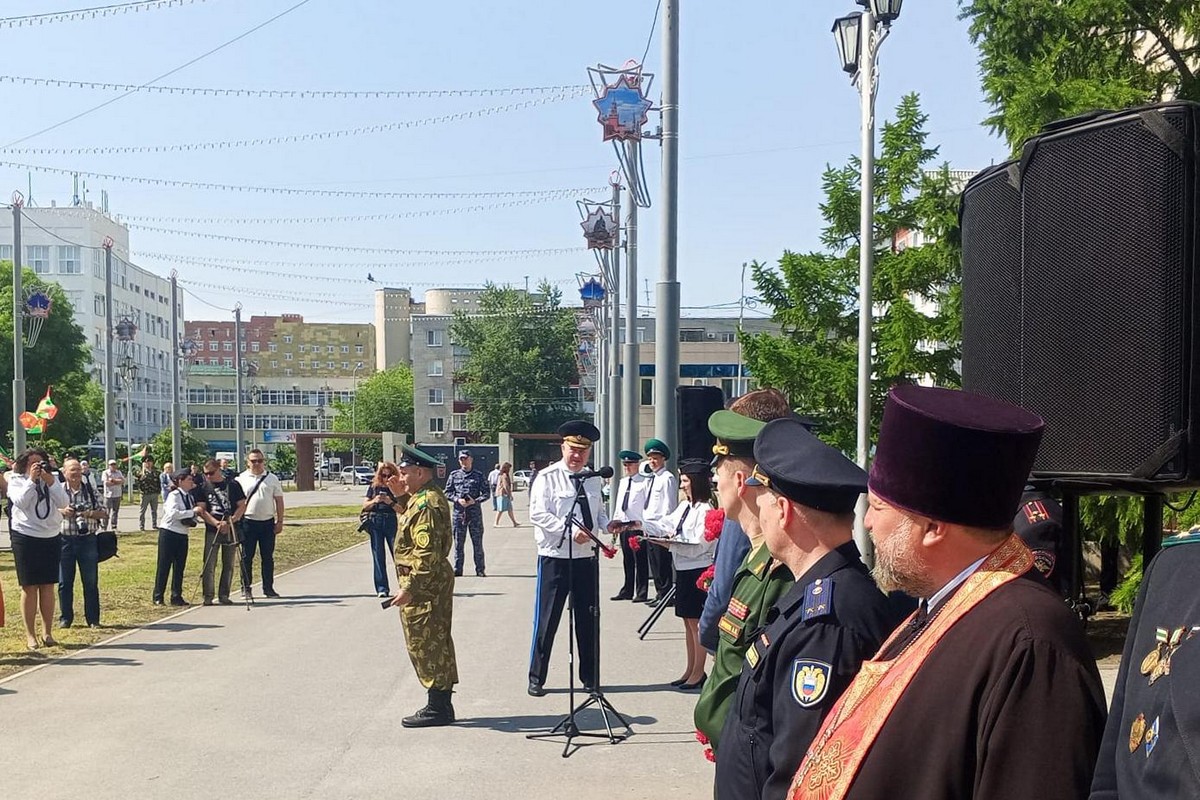 Курганский священник окропил святой водой участников митинга в честь Дня пограничника