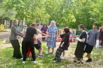 В Кургане сестры милосердия рассказали пациентам детской больницы о празднике Святой Троицы