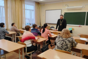 В Лебяжье священник выступил на заседании методобъединения учителей
