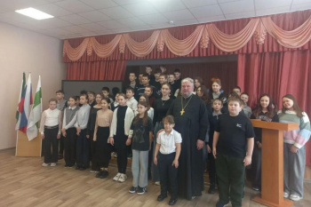 Настоятель Введенского храма провел встречу со школьниками