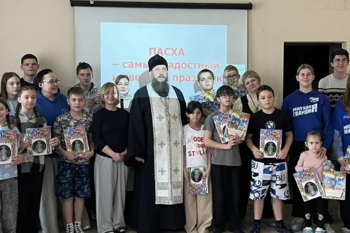 В Кургане священник и члены СПЖ угостили куличами детей из социально-реабилитационного центра