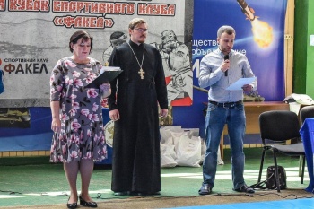 Курганский священник приветствовал участников турнира по рукопашному бою
