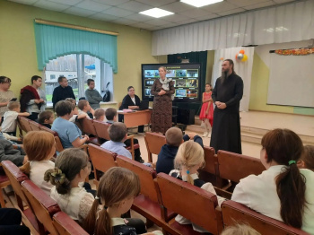 Насельник Чимеевского монастыря побывал на школьном спектакле