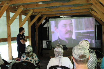 Подопечным отделения дневного пребывания пенсионеров вновь показали фильм о курганском священнике - участнике СВО 