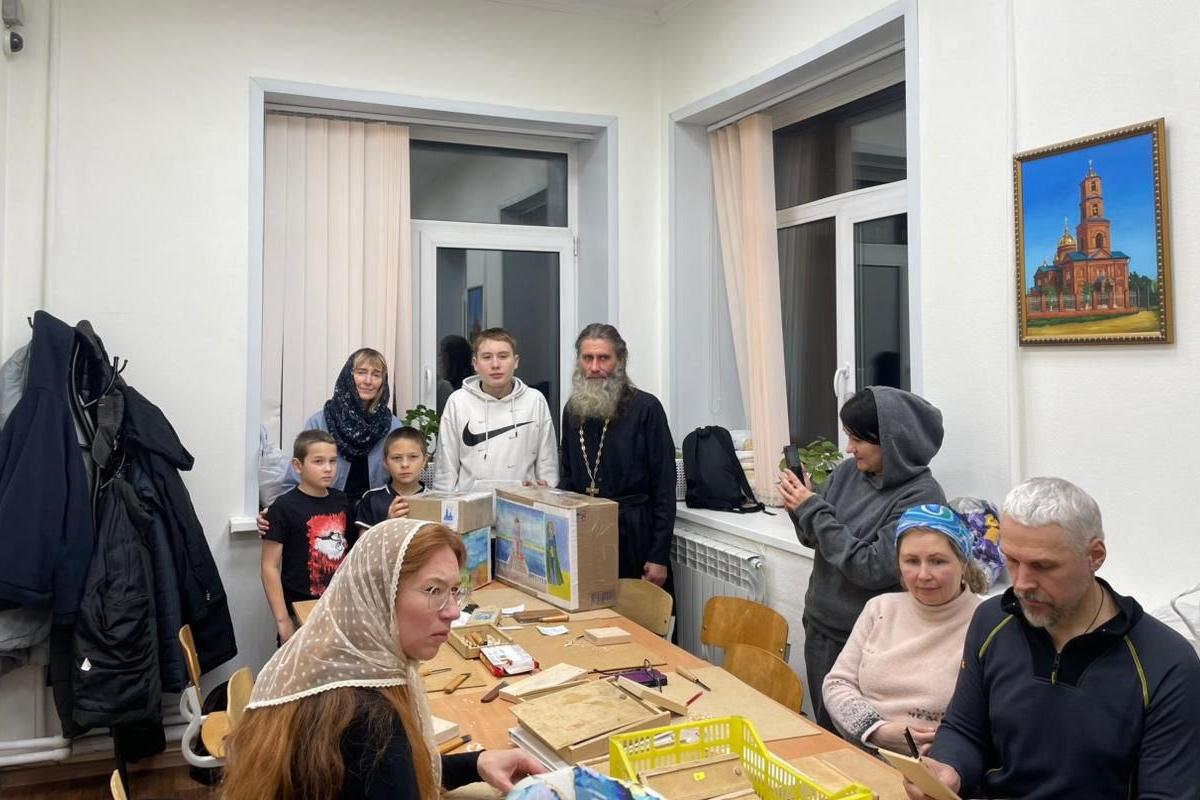 В Епархиальной воскресной школе «Благовест» собрали посылку на СВО