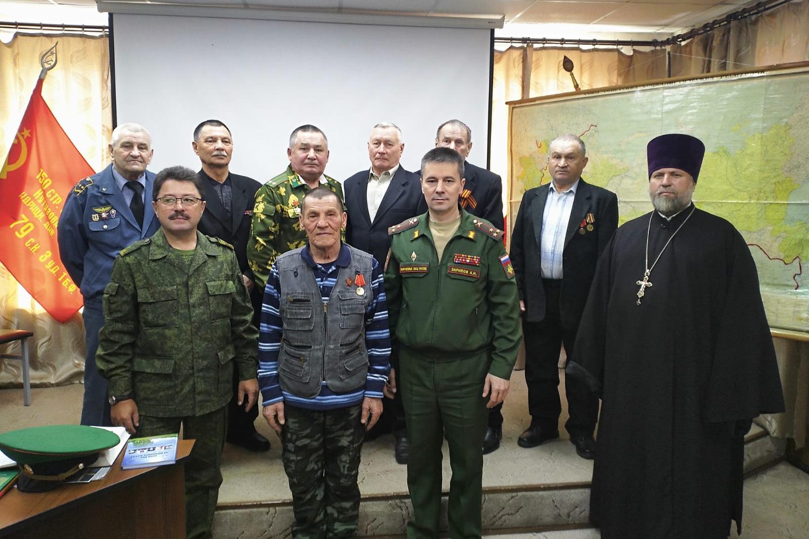 Курганский священник выступил в областном военкомате
