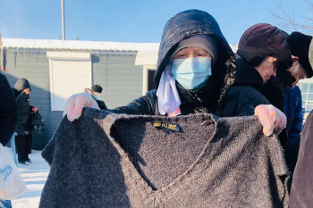 В курганском «Сквере милосердия»  очередное кормление началось с уборки территории
