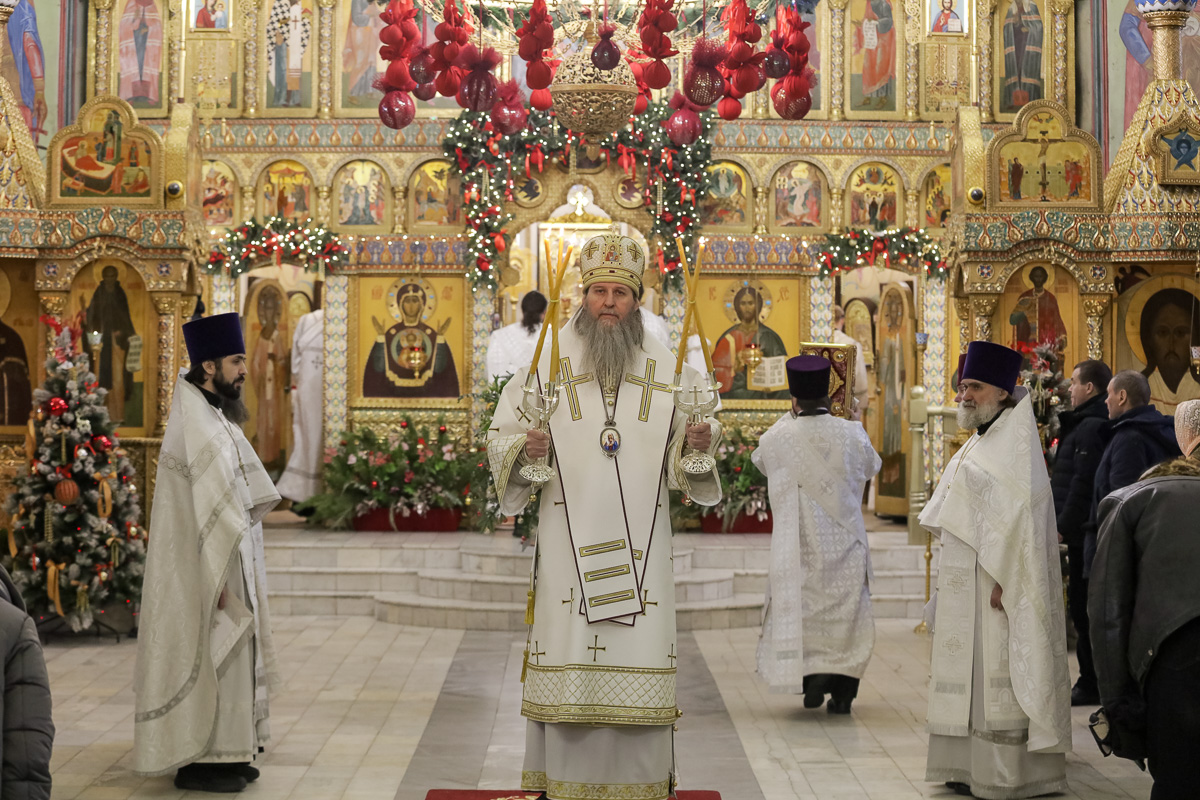 В день памяти Василия Великого митрополит Даниил совершил Литургию в кафедральном соборе