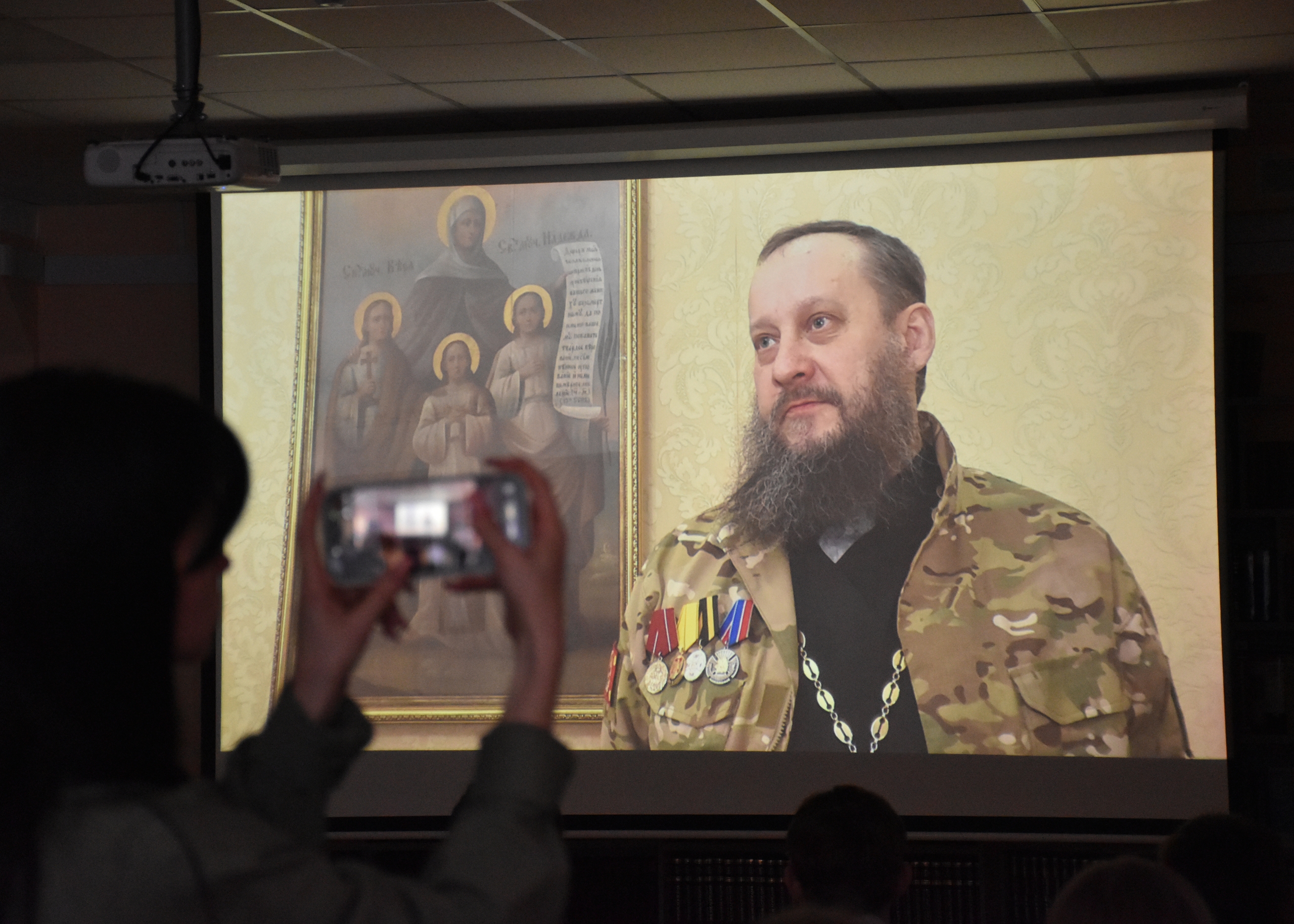 Школьники и волонтеры СВО посмотрели фильм из цикла Курганской епархии «На линии жизни»