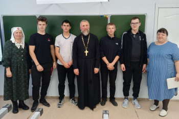 В Зауралье священник и сестра милосердия провели в сельской школе урок «Семьеведения»