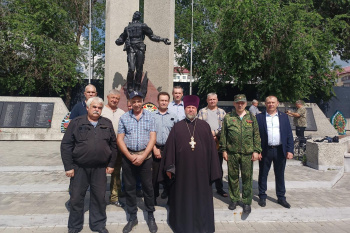 Курганский священник почтил память ветеранов локальных конфликтов