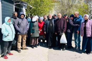 В курганском «Сквере Милосердия» нуждающимся ежедневно раздают по 50 булок хлеба