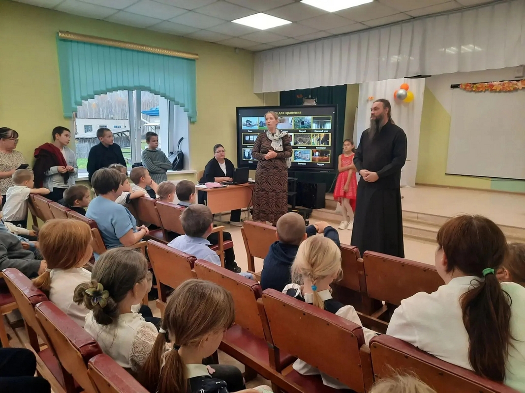 Насельник Чимеевского монастыря побывал на школьном спектакле