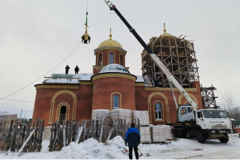 В селе Глядянском освятили новые купола и водрузили их на строящийся храм