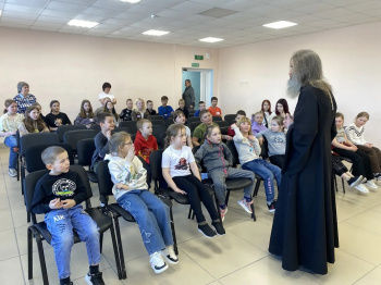 Священник Андрей Верхотуров выступил перед школьниками и родителями