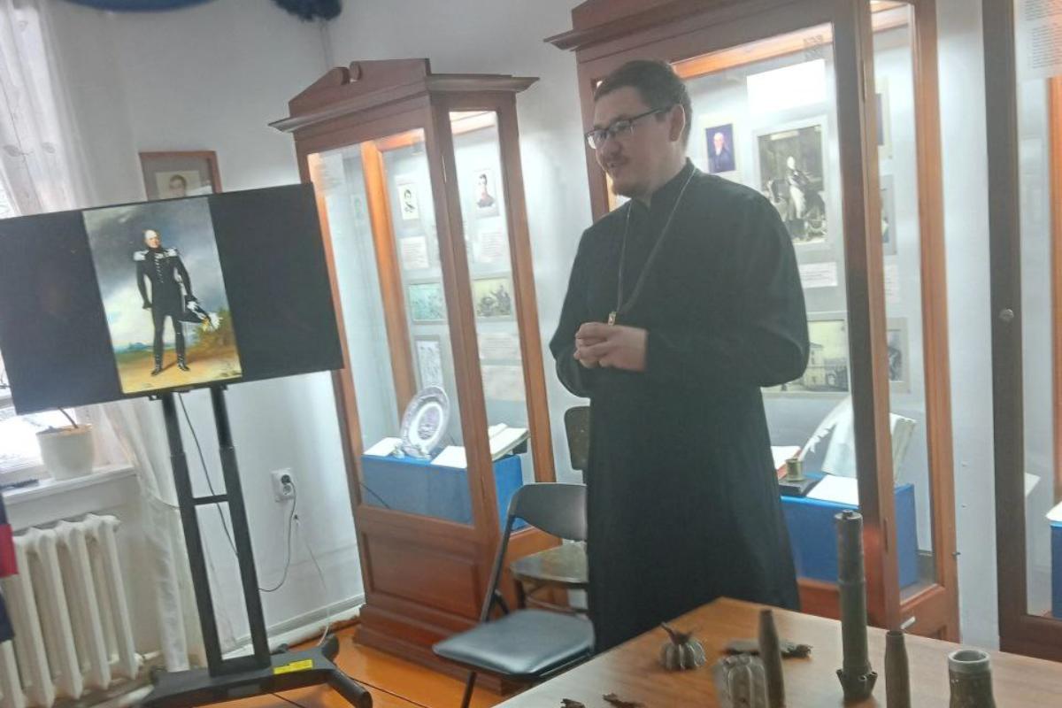 Курганский священник провёл урок мужества для кадет