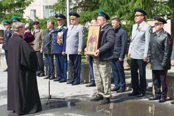 Курганский священник принял участие в митинге в честь Дня пограничника