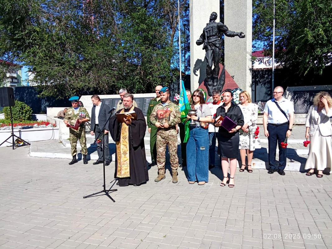 В Кургане священник в Ильин день поздравил десантников с праздником ВДВ