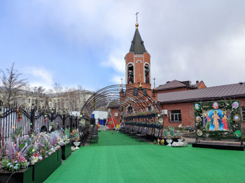 В Кургане территорию Александро-Невского собора украсили к Пасхе