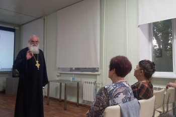 Курганский священник в библиотеке Куликова беседовал с посетителями на тему отцов и детей в эпоху нейросети