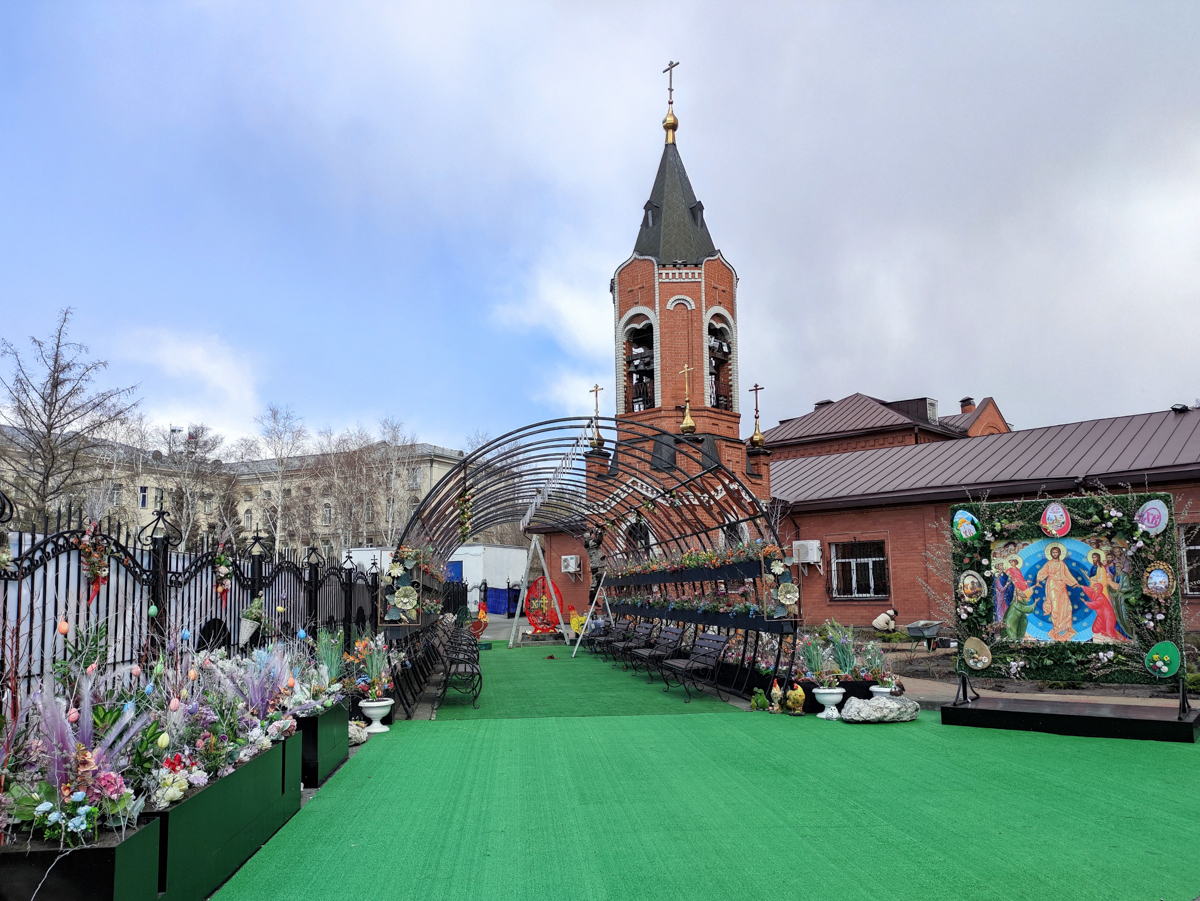 В Кургане территорию Александро-Невского собора украсили к Пасхе