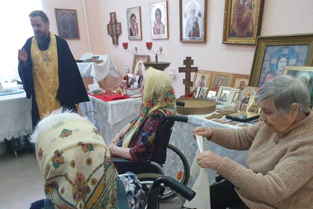 Руководитель социального отдела епархии навестил подопечных дома-интерната в Лесниково
