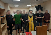 Руководитель тюремного отдела Курганской епархии совершил молебен для осуждённых сотрудников Курганприбора