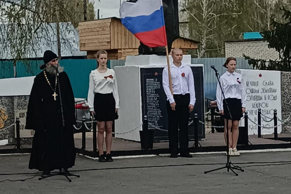 В посёлке Старый Просвет священник выступил на митинге в честь Дня Победы