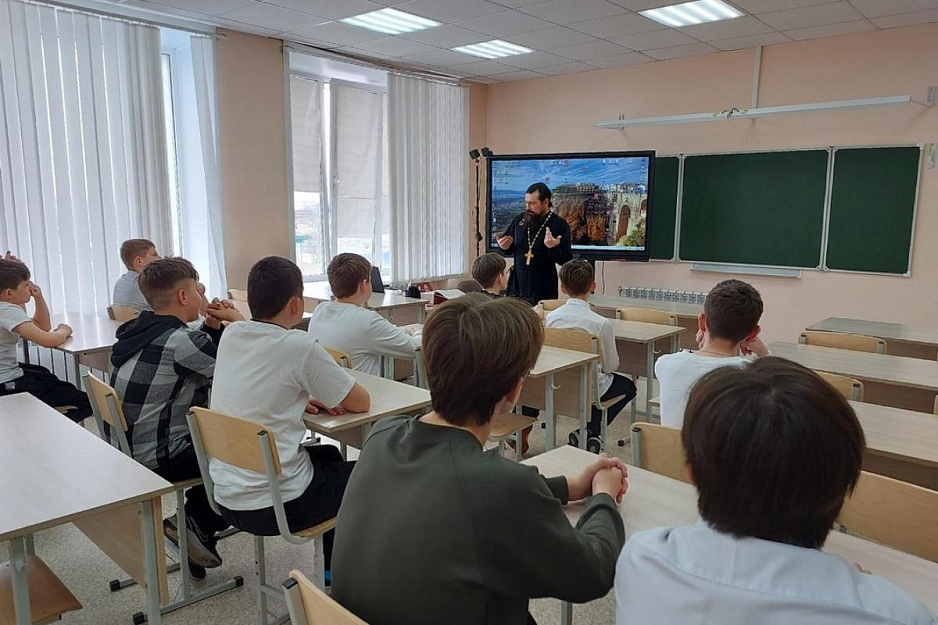 Священник провёл урок нравственности в Половинской школе