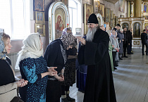 Митрополит Даниил в храме поселка Смолино совершил Литургию Преждеосвященных Даров