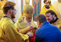 В Покровском храме Кургана собор архиереев совершил Литургию