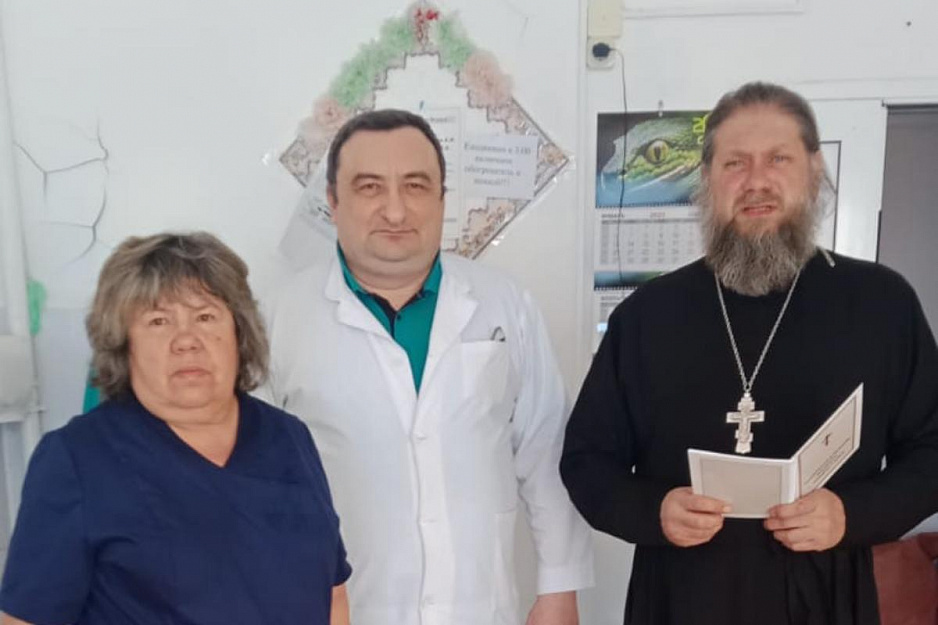 В Зауралье священник села Садовое посетил местный хоспис