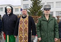 Курганские священники благословили парней, призванных в военно-космические и сухопутные войска