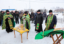 Величественный крест установили на храме села Половинное