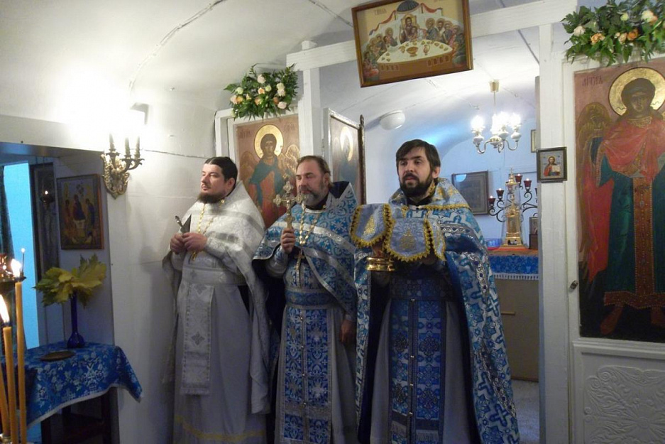 Престольный праздник встретили в курганском храме Покрова Пресвятой Богородицы