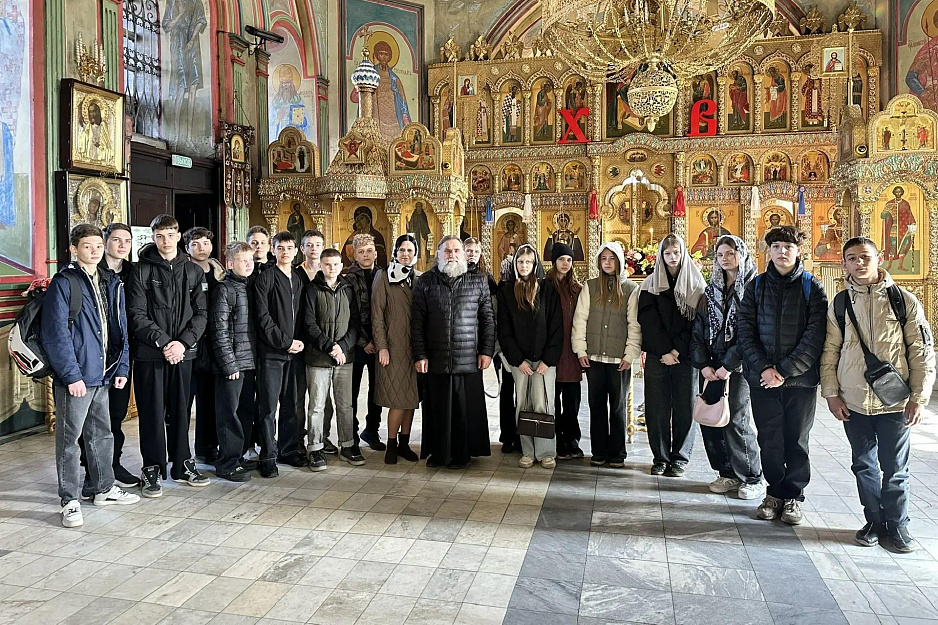 В Кургане школьники одной из зауральских школ в Светлую седмицу посетили собор и звонницу