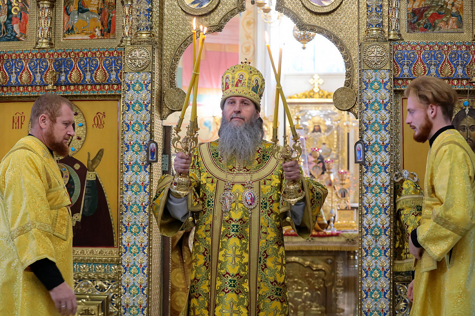Митрополит Даниил совершил раннюю воскресную Литургию