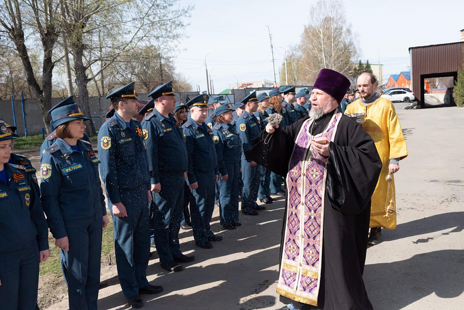 В Кургане священник поздравил огнеборцев с юбилеем пожарной охраны
