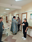 В Кургане настоятель Пантелеимоновского храма освятил отделения в двух лечебных учреждениях