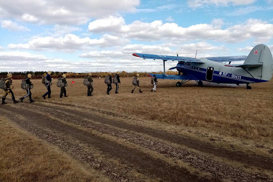Первый прыжок с парашютом совершили курганские воспитанники военно-патриотического клуба