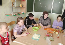 В Глядянском священник помог школьникам совершить необычное кулинарное путешествие