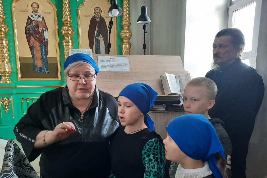 Воспитанники воскресной школы при Чимеевском мужском монастыре начало Великого поста отметили  пением на клиросе