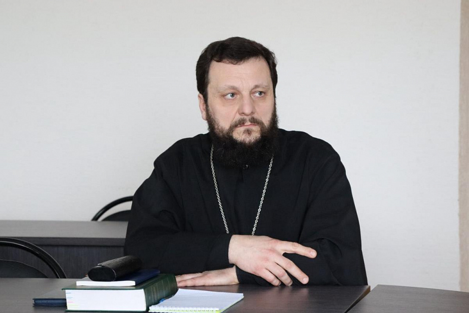 ​В Зауралье священник выступил на консультативном Совете по межнациональным отношениям