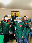 В курганском сквере милосердия священники проводят беседы с нуждающимися