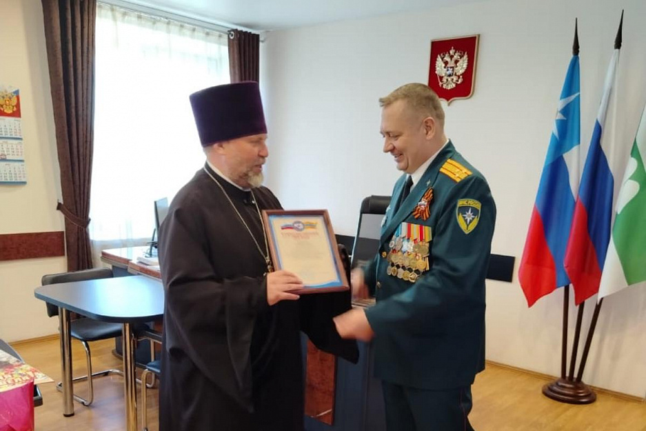 В Кургане священник поздравил огнеборцев с профессиональным праздником