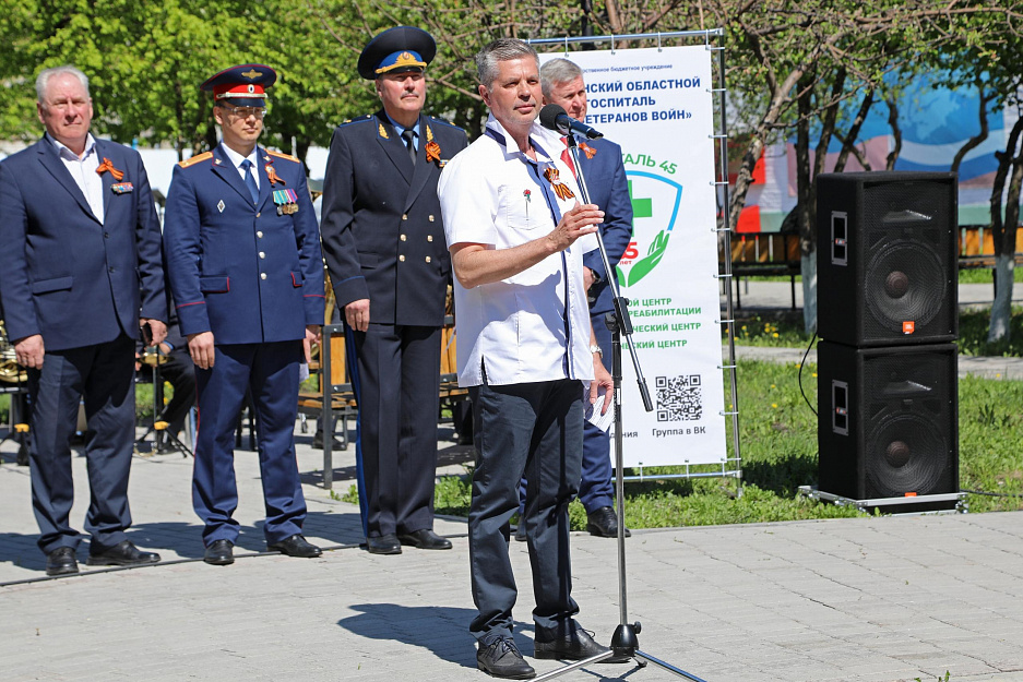 Курганский священник принял участие в митинге в областном госпитале для ветеранов
