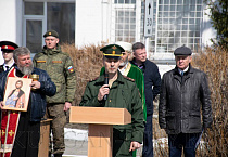 Курганский священник благословил призывников первого весеннего призыва